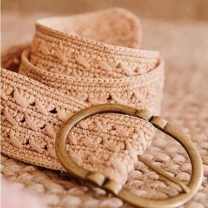 Waist belt
Hand-woven exterior
Raffia exterior